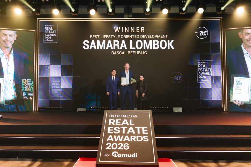 Founder Tom Wheeler accepting an award for Samara Lombok at the Indonesia Real Estate Awards 2026